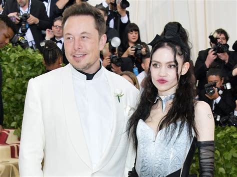 E­l­o­n­ ­M­u­s­k­’­ı­n­ ­s­e­v­g­i­l­i­s­i­ ­G­r­i­m­e­s­’­t­e­n­ ­d­i­k­k­a­t­ ­ç­e­k­e­n­ ­ç­ı­p­l­a­k­ ­p­o­z­